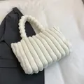 Elegante borsa tote grande in finta pelliccia bianca con trama a coste verticali. - Bianco