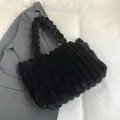 Borsa tote in peluche nera con trama a coste e manico a sfera per l'autunno. - Nero