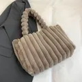 Borsa tote in ecopelliccia taupe con trama plissettata e manico a bolle. - Caffè Scuro