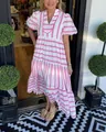 Mujer con vestido largo a capas de rayas rosas y blancas en un entorno exterior - S / Rosa