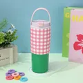 Vue détaillée macro du gobelet isotherme 30oz avec étui à carreaux roses et corps vert - 30oz / Patchwork Rose et Vert II