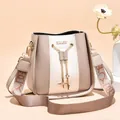 Elegante Beuteltasche in Beige und Creme mit einem gemusterten breiten Schultergurt - Khaki und Weiß