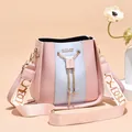Rosa und blaue farbblock-beuteltasche mit breitem dekorativem gurt und goldener hardware. - Rosa und Navyblau