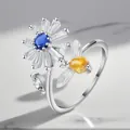 Nahaufnahme verstellbarer versilberter Bienen- und Blumenring mit funkelndem Zirkon - Kleine Chrysantheme „biene“ – Blauer Diamant / Einstellbar Offen