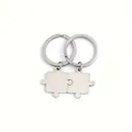 Primo piano dettagliato dei portachiavi a forma di puzzle in acciaio inossidabile. - Set Di Puzzle Per Goffratura