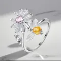 Detailansicht eines verstellbaren versilberten Rings mit Kristallblume und kleiner Biene - Bienen-chrysantheme - Rosa Diamant / Einstellbar Offen