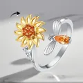 Detailansicht eines rotierenden Sonnenblumen- und Bienen-Silberrings mit Steinen - Einstellbar Offen / Sonnenblume Rotierender Stil