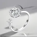 Detailansicht eines rotierenden, versilberten Rings mit funkelnden Zirkonia-Steinen. - Klassischer Sechszackiger Drehring / Einstellbar Offen