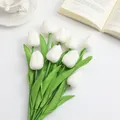 Elegante weiße PU-Mini-Kunsttulpen für minimalistische Heim- und Hochzeitsdekorationen. - Weiß