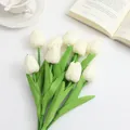 Weiße PU Mini Tulpen Kunstblumen für elegante Tischdeko und als Fotografie-Requisiten - Milchweiß