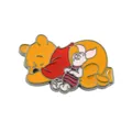 Spilla dettagliata in smalto con i personaggi di Winnie the Pooh e Pimpi che dormono - Stile abbraccio tra orso giallo e maialino rosa dei cartoni animati (xz1600)
