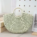 Bolso de mano de media luna tejido a mano en verde claro y blanco para el verano - Verde claro