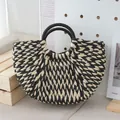 Elegante bolso de mano de media luna tejido con diseño de patrón mixto negro y beige. - Negro y Blanco