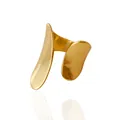 Detail van een minimalistische vergulde brede ring met onregelmatige vorm en reflectie - Verstelbaar Open / Retro Goud (G021)