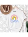 Detailopname van een wit dames-T-shirt met een kleurrijke regenboog en 'Teach'-print - S / Witte Regenboog Teach Stijl (1)