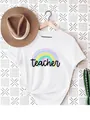 Detailweergave van wit katoenen T-shirt met regenbooggrafiek en teacher tekst opdruk - 2 / S