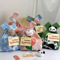 Sacchetti regalo colorati in maglia con ciondoli in peluche e biglietti d'auguri. - 16x28cm / Base Blu Fiore Bianco (Con Orso con Cappello)