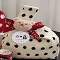 Gestrickte Polka-Dot-Geschenktüte mit Teddybär und rotem Band - Schwarzer Bärenkopf Mit Weißen Punkten Und Rotem Band (karte Nicht Enthalten) (50 G) / 16*28