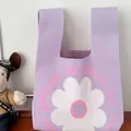 Gemütliche lila gestrickte Geschenktasche mit Gänseblümchen und Frühlings-Schriftzug - Sonnenblumenlila [16*28] / 16*28
