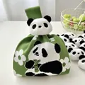 Grüne gestrickte Panda Handgelenktasche mit Plüschpanda Dekor und Blumenmustern für Geschenke - Panda Florales Grün Mit Panda-accessoires (50 G) / 16*28
