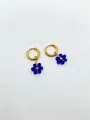 Vue détaillée de boucles d'oreilles en acier inoxydable avec fleurs en cristal bleu - Bleu Saphir