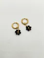 Détail de boucles d'oreilles faites main avec fleurs noires en acier inoxydable doré - Noir