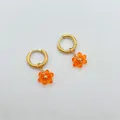 Boucles d'oreilles créoles faites main avec fleurs perlées orange en acier doré - Orange Transparent