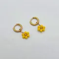 Boucles d'oreilles créoles faites main avec breloque fleur en perles jaunes, inox doré - Jaune
