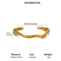 Minimalistisches welliges Edelstahl-Armband mit 56mm Innendurchmesser in Goldoptik - Mittleres Wellendesign (B2242) / 18K Gold