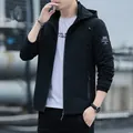 Moderna giacca nera con cappuccio slim-fit da uomo con dettagli di stampa sulla manica - 2XL / Nero
