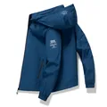 Giacca a vento blu con cappuccio e stampa grafica bianca sulla manica alla moda - 2XL / Blu