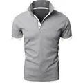 Vista detallada de un polo gris de manga corta para hombre con detalles blancos en cuello - S / Gris claro + Blanco