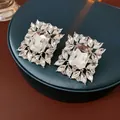 Primer plano detallado de pendientes vintage de plata con circonitas de talla marquesa. - Pendientes de botón de circonita vintage grandes (2#) / Aguja de plata / Plateado