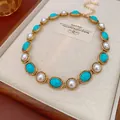 Collar vintage dorado con turquesa y perlas en una bandeja de madera elegante - Collar alternado de turquesa y perlas artificiales (3#) / Dorado/Azul