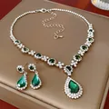 Vintage Smaragdgrün Zirkon Halskette und Tropfenohrringe Set auf einer goldenen Box - Wassertropfen grüner Zirkonia Schmuck 2-teiliges Set (30#) / Silber/Grün