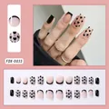 Schicke schwarz-nude Kunstnägel mit Herz-Print und French Tip quadratisch kurz 24 Stück - Schwarzes Herz & Polka Dot Stil (FDX-0033)