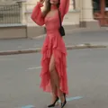 Sommerliches rotes Maxikleid mit Blumenmuster, Rüschen, hohem Schlitz und Puffärmeln - Rot / 3XL
