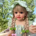 Primer plano detallado de una muñeca reborn realista con vestido de flores verde - Vestido de Margaritas Verde Pelo Rubio / Set Completo (Con Ropa)