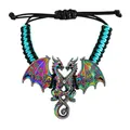 Vista detallada de un colgante de dragón arcoíris en una pulsera de cordón trenzado. - Pulsera (39 Iridiscente 3038) / Arcoíris Iridiscente