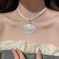 Elegante collana con ciondolo a conchiglia verniciata bianca e cordino bianco stile mare - Collana-Bianco