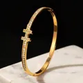 Nahaufnahme eines vergoldeten H-förmigen Armreifs mit Mikro-Pavé-Diamanten. - Goldenes H-förmiges Strass-Armband (39-D-7)