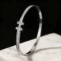 Nahaufnahme eines eleganten H-förmigen Armbands aus Edelstahl mit Kristallbesatz. - Silberner H-förmiger Zirkonia-Armreif (39-D-6)