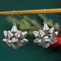 Elegante silberne Weihnachtsblumen-Ohrringe mit Retro-Metallschleifen-Design für Damen - Silber Einzelne Blume