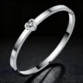 Elegante brazalete de corazón en acero de titanio con circón plateado brillante de mujer - Color acero