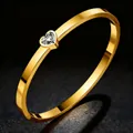 Elegante brazalete de acero dorado con un bonito acento de piedra en forma de corazón - Dorado