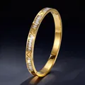 Eleganter 18k vergoldeter Edelstahl Armreif mit Herzen und Baguette Zirkonia Steinen - Gold Herz Zirkonia Stil (44乙-E-8)