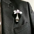 Kreative silberne Vasenbrosche mit zarten lila Blumen auf einem formellen schwarzen Anzug - Hellglänzender Silberner Vasenstil mit feinem Hals (10739) / Silber