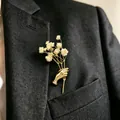 Kreative goldene Brosche in Handform mit Trockenblumen an dunklem Anzugrevers - Mittel KC Gold Hand Blumenhalter Stil (WG-0998) / Gold