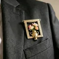 Elegante Vintage-Bilderrahmen-Brosche in Gold mit Miniatur-Rosenstrauß auf einem Anzug - Vintage Geschnitzter Bilderrahmen Stil (3946) / Gold