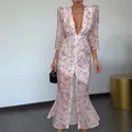Elegante maxi-jurk met bloemenprint, diepe V-hals en een stijlvolle split aan de voorkant - 3XL / Roze